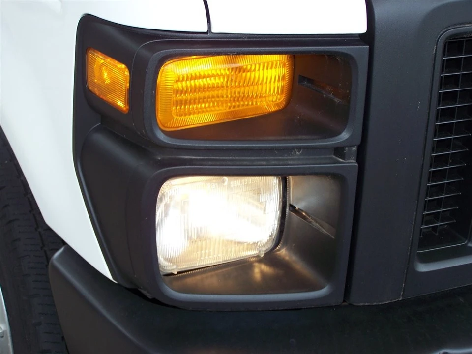 2010 Ford Econoline Van - Image 25 of 31