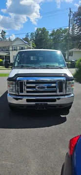 2010 Ford E-350 Super Duty Wagon XLT