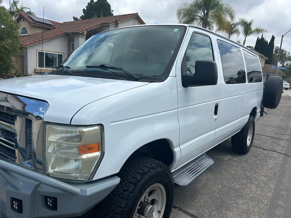 2010 Ford Econoline Van - Image 10 of 31
