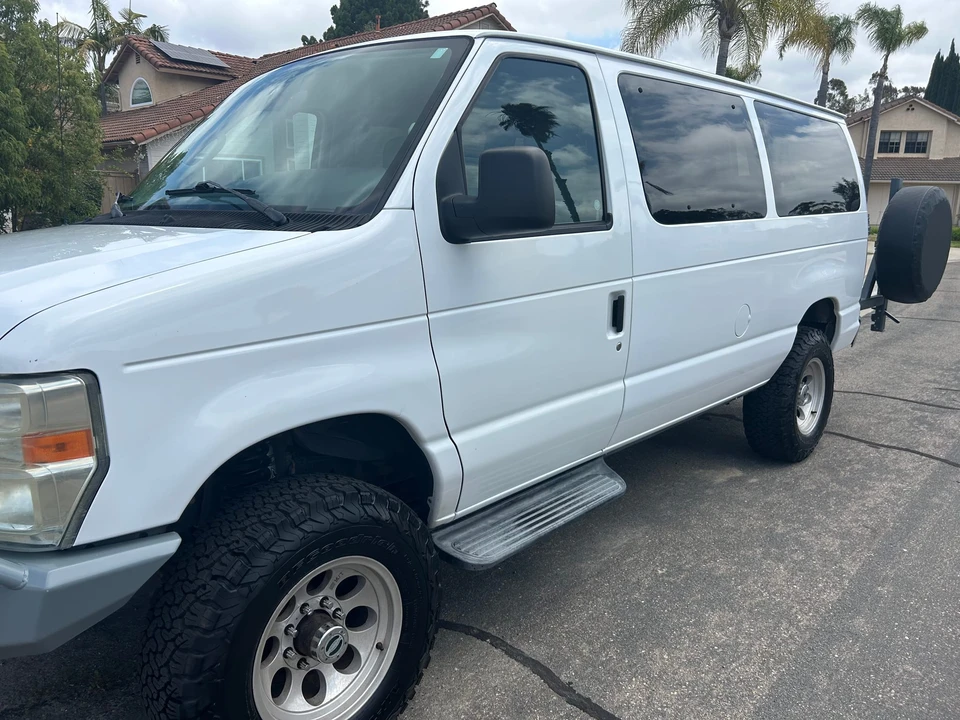 2010 Ford Econoline Van - Image 11 of 31