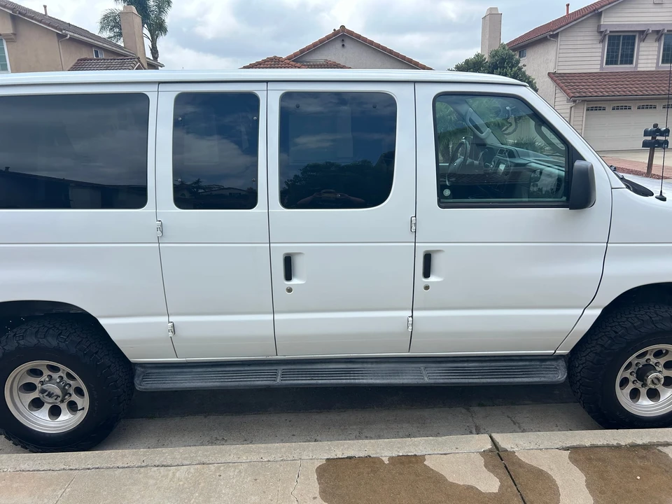2010 Ford Econoline Van - Image 18 of 31
