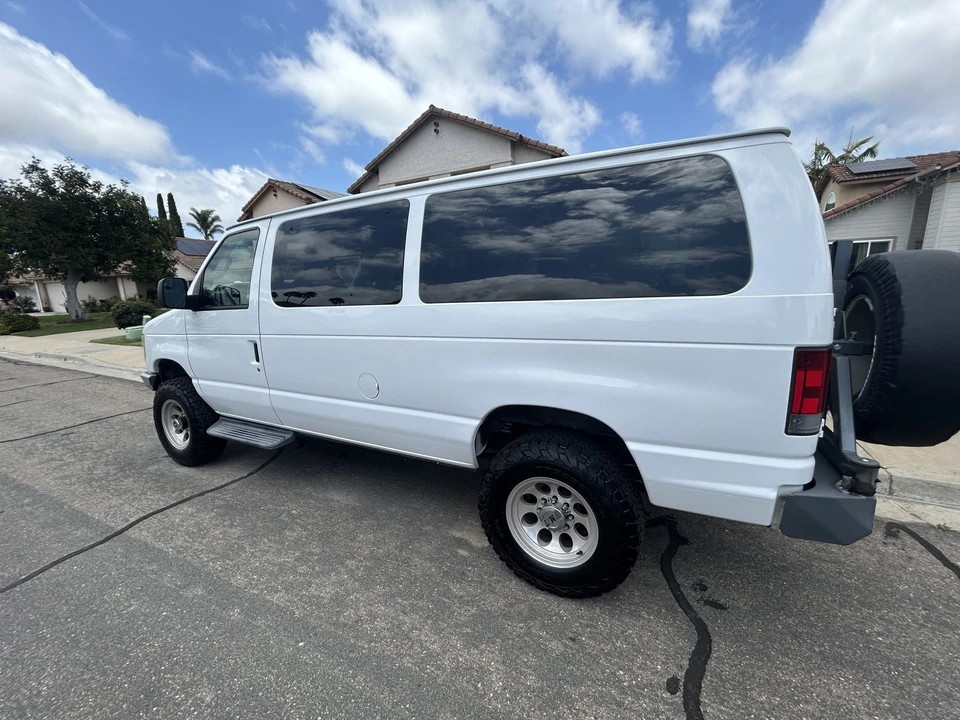 2010 Ford Econoline Van - Image 3 of 31