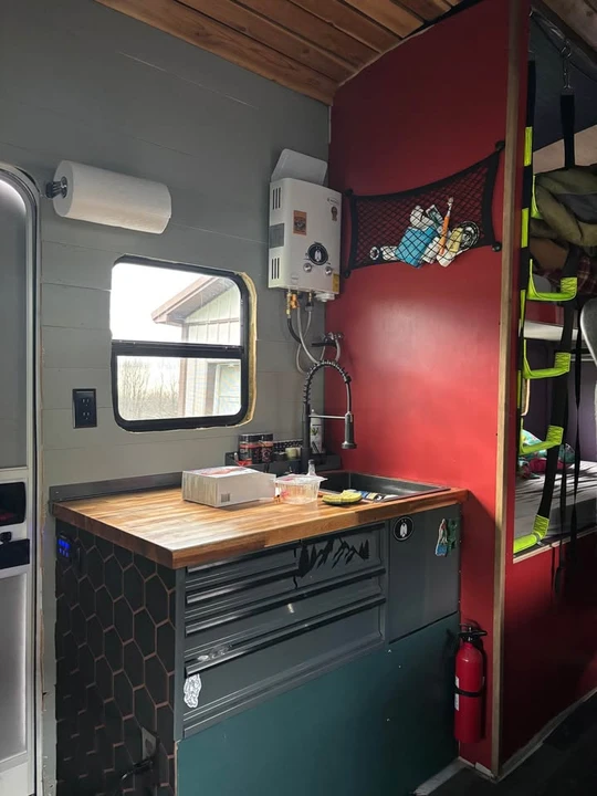 2010 Ford Econoline Van - Image 11 of 17
