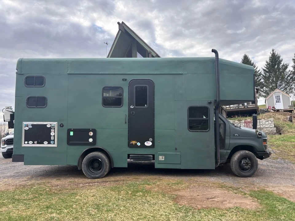2010 Ford Econoline Van - Image 2 of 17