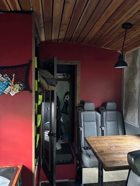 2010 Ford Econoline Van - Image 10 of 17