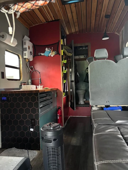 2010 Ford Econoline Van - Image 9 of 17
