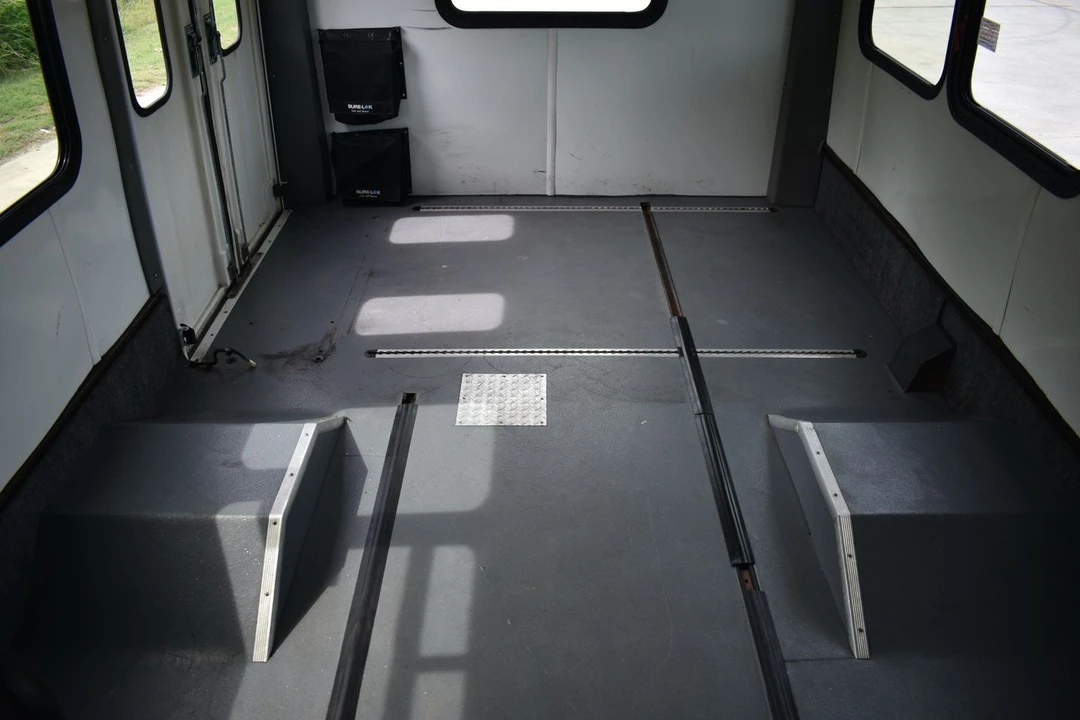 2010 Ford Econoline Van - Image 14 of 21