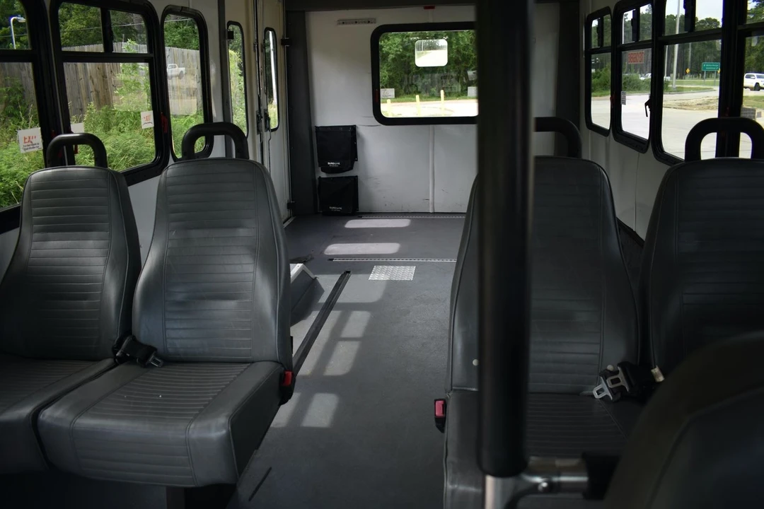 2010 Ford Econoline Van - Image 13 of 21