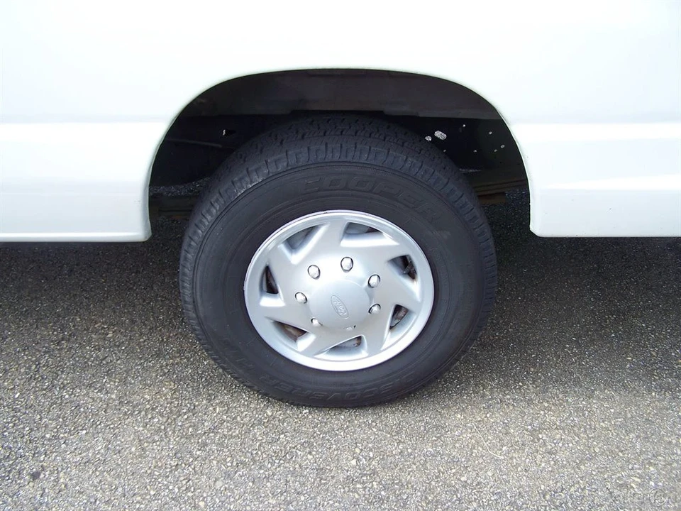 2010 Ford Econoline Van - Image 11 of 12