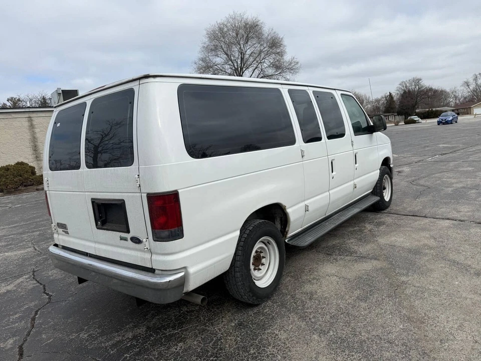 2010 Ford Econoline Van - Image 10 of 21