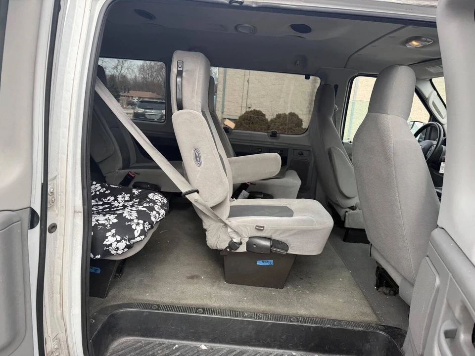 2010 Ford Econoline Van - Image 19 of 21