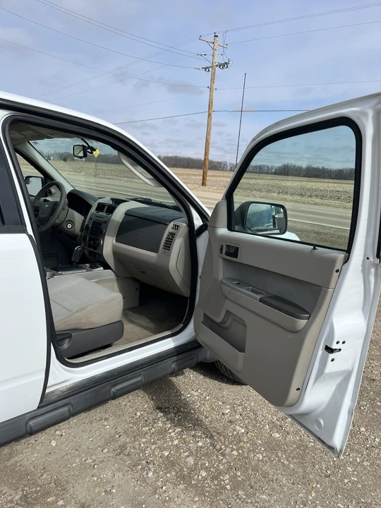 2010 Ford Escape - Image 10 of 17
