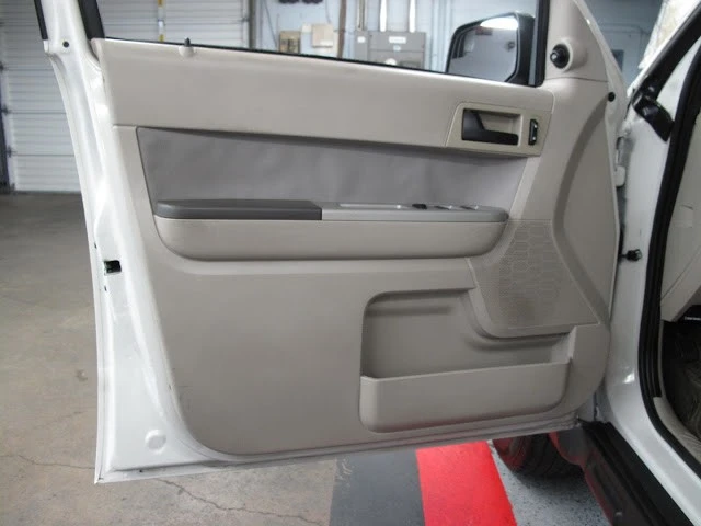 2010 Ford Escape - Image 8 of 21