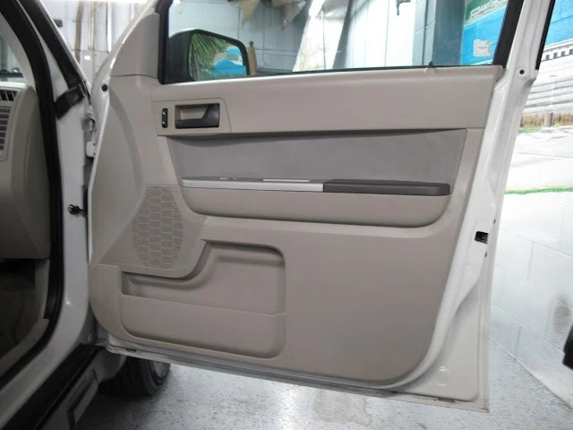 2010 Ford Escape - Image 11 of 21