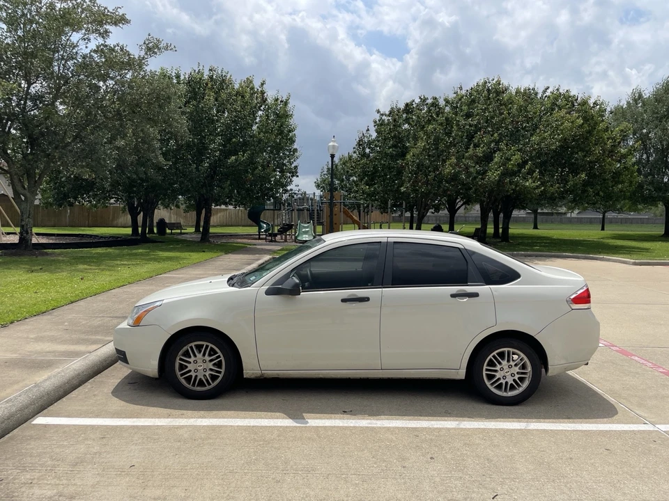 2010 Ford Focus 2nd Gen - Image 2 of 15