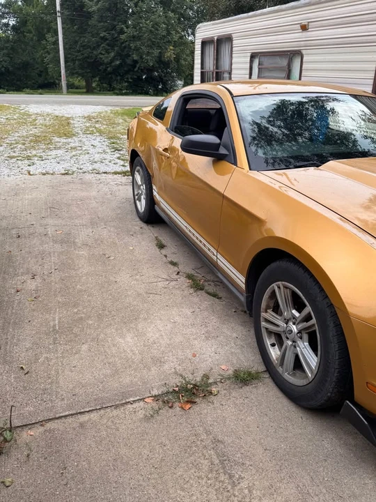 2010 Ford S197 Mustang - Image 2 of 8