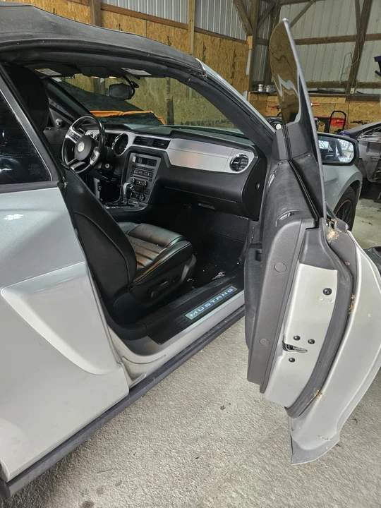 2010 Ford S197 Mustang - Image 7 of 11