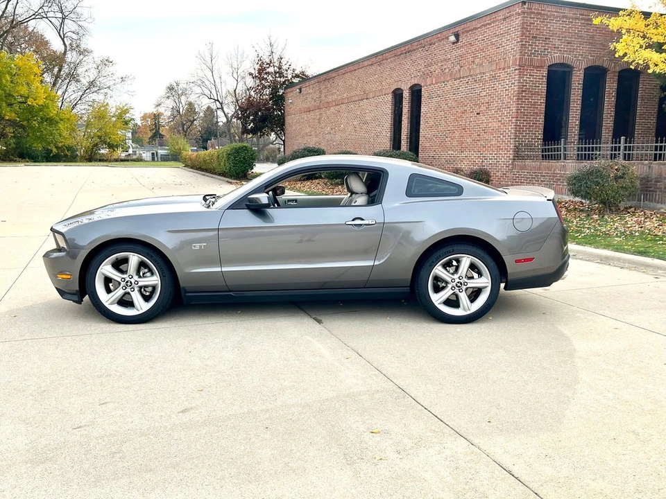 2010 Ford S197 Mustang - Image 9 of 21