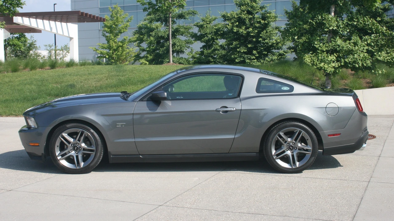 2010 Ford S197 Mustang - Image 13 of 31