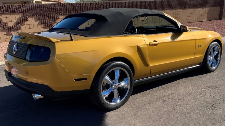 2010 Ford S197 Mustang - Image 2 of 27