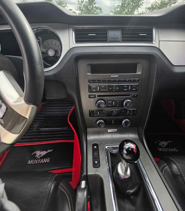 2010 Ford S197 Mustang - Image 2 of 8