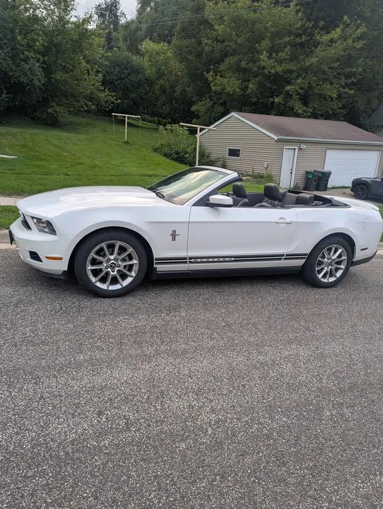 2010 Ford S197 Mustang - Image 2 of 6