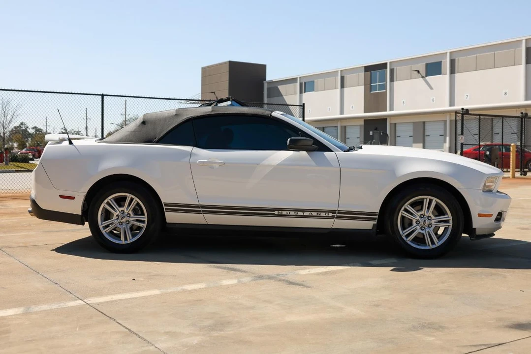 2010 Ford S197 Mustang - Image 13 of 21