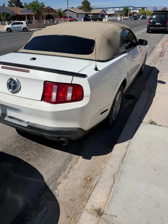 2010 Ford S197 Mustang - Image 2 of 4