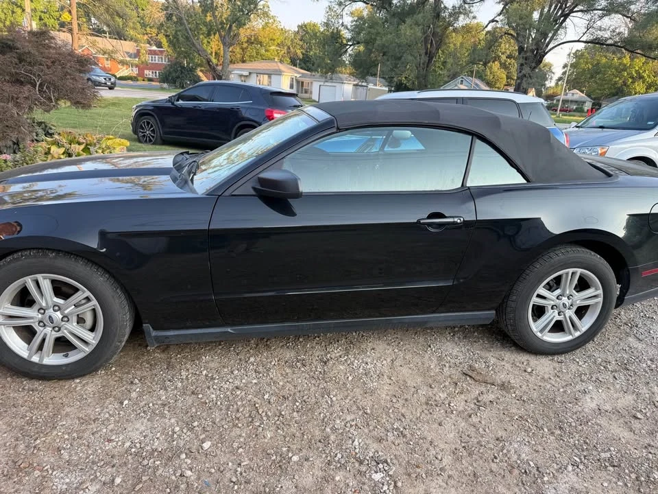 2010 Ford S197 Mustang - Image 2 of 9