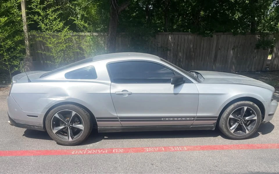 2010 Ford S197 Mustang - Image 2 of 9
