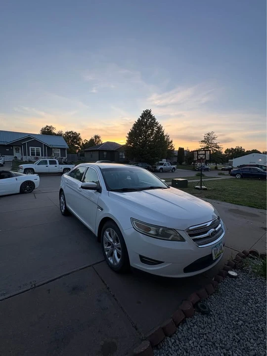 2010 Ford Taurus 6th Gen - Image 2 of 9