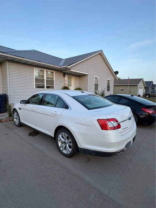 2010 Ford Taurus 6th Gen - Image 4 of 9