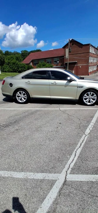 2010 Ford Taurus 6th Gen - Image 3 of 7