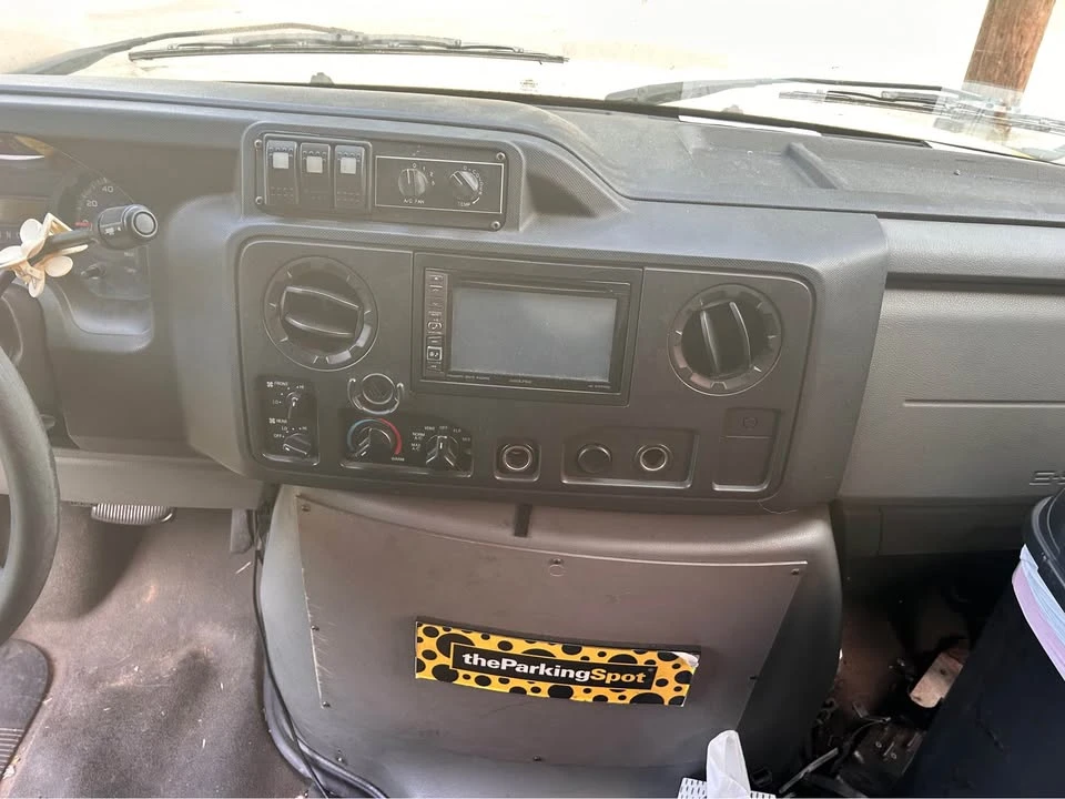 2010 Ford Econoline Van - Image 5 of 9