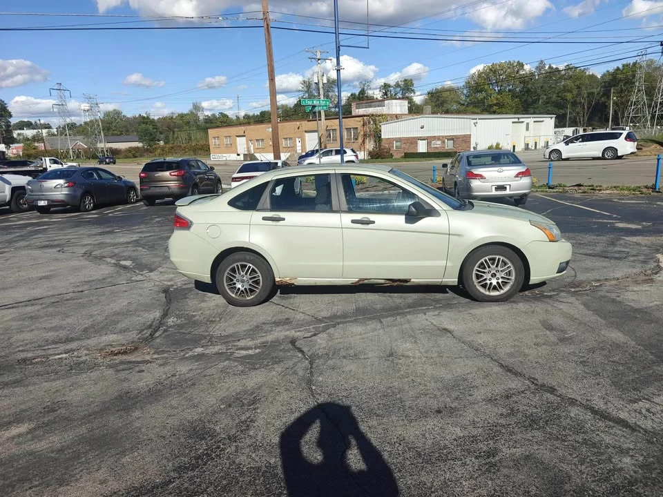 2010 Ford Focus 2nd Gen - Image 5 of 16