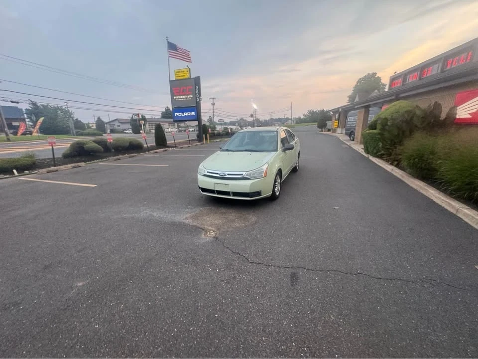 2010 Ford Focus 2nd Gen - Image 2 of 17