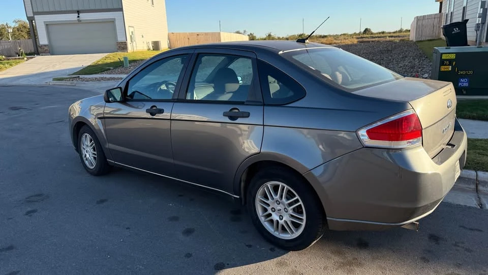 2010 Ford Focus - Image 2 of 11