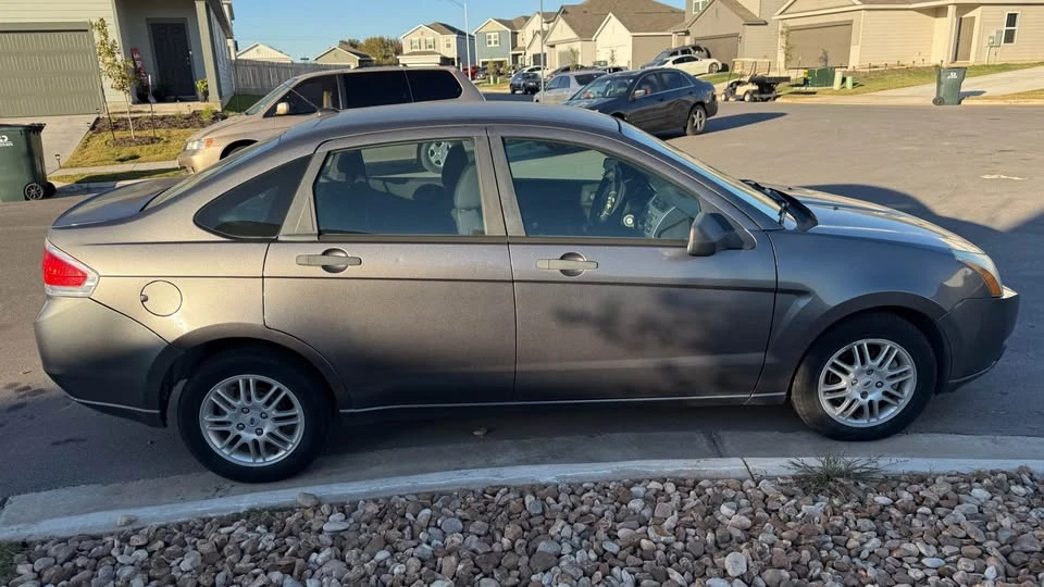 2010 Ford Focus - Image 5 of 11