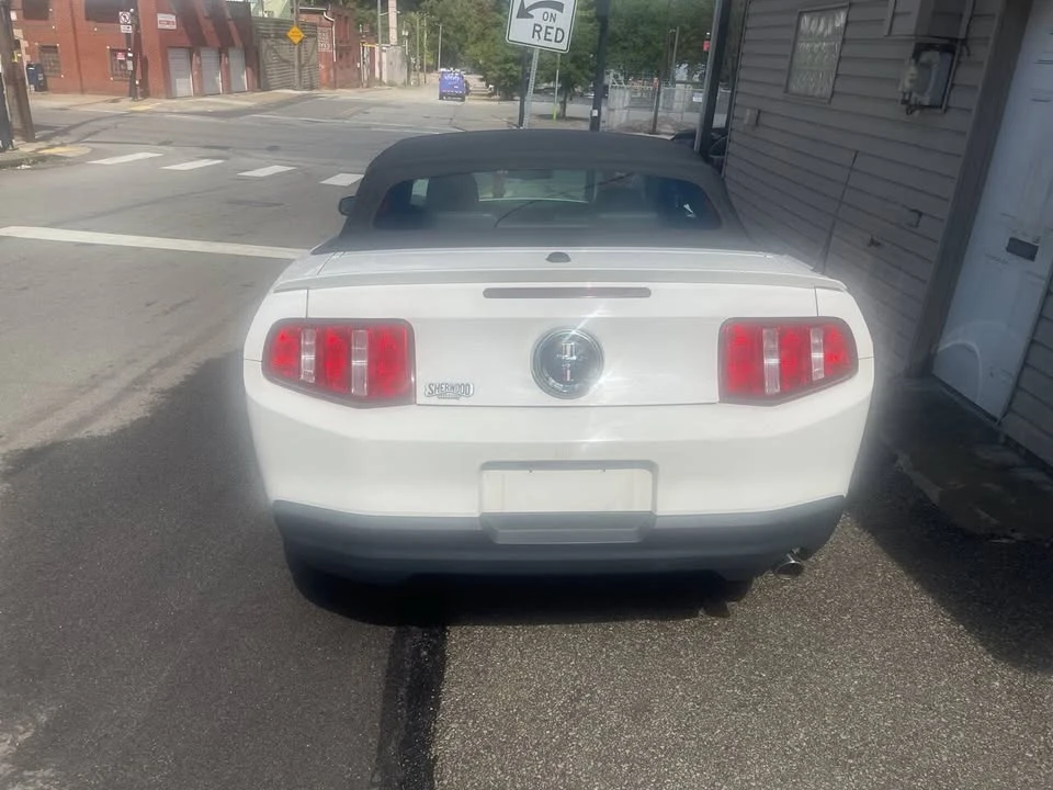 2010 Ford S197 Mustang - Image 9 of 14