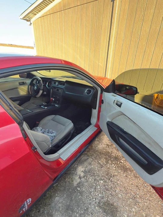 2010 Ford S197 Mustang - Image 2 of 8