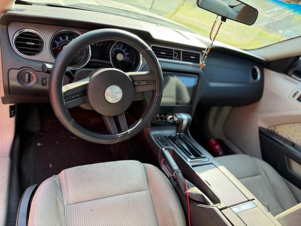 2010 Ford S197 Mustang - Image 2 of 2