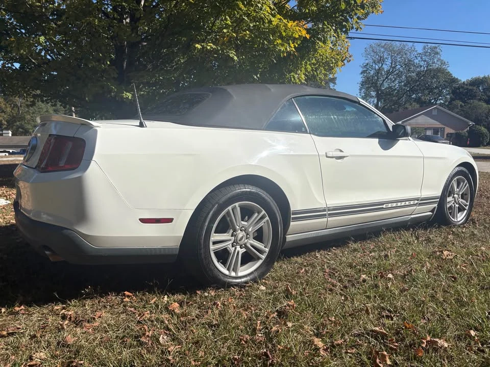 2010 Ford S197 Mustang - Image 9 of 14