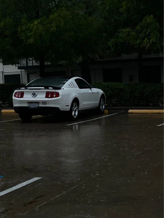 2010 Ford S197 Mustang - Image 2 of 5