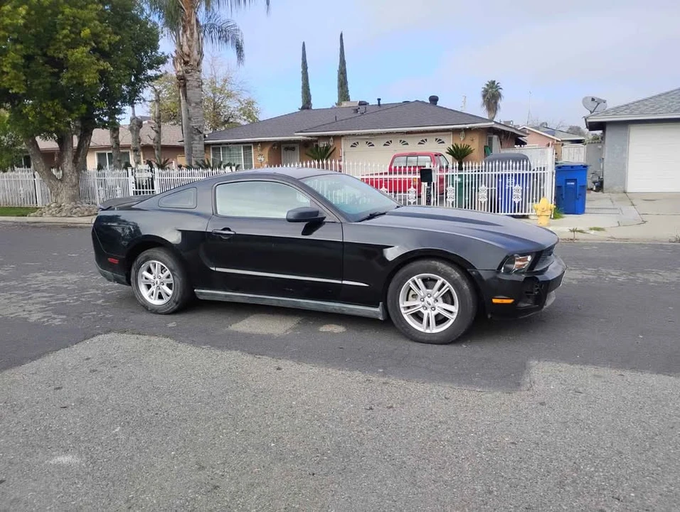 2010 Ford S197 Mustang - Image 2 of 4