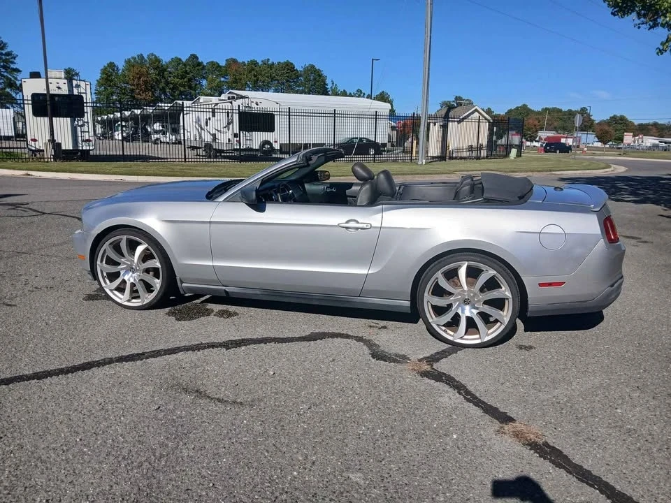 2010 Ford S197 Mustang - Image 2 of 7