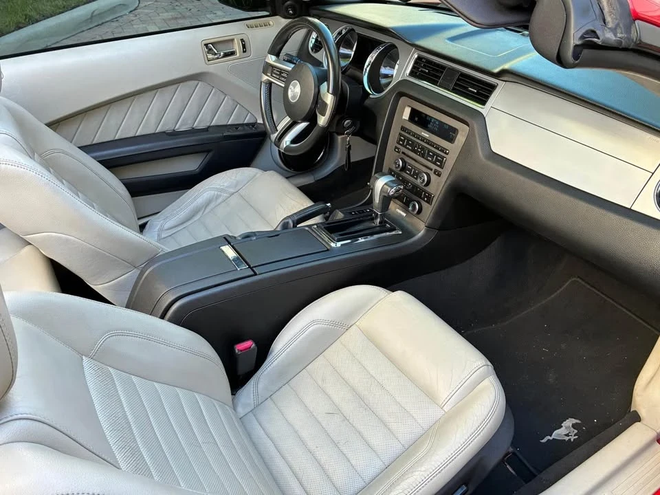 2010 Ford S197 Mustang - Image 6 of 12