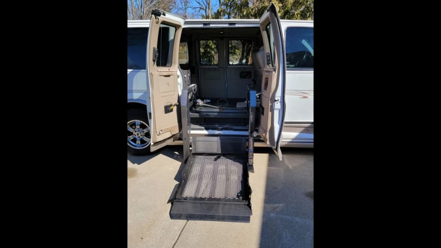 2010 GMC Savana - Image 4 of 18
