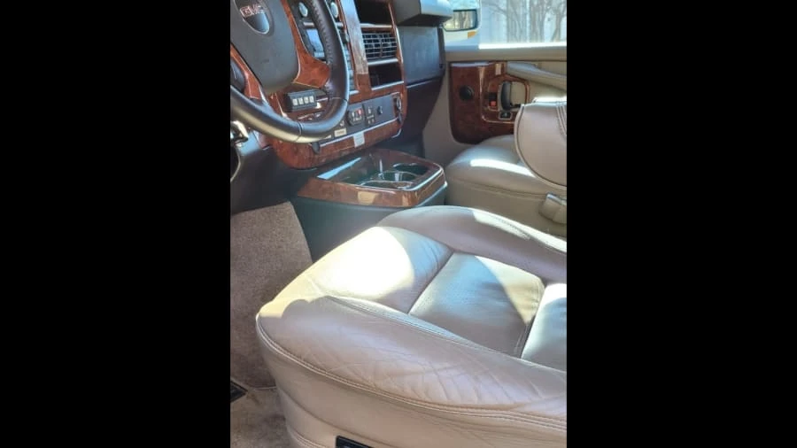 2010 GMC Savana - Image 3 of 18