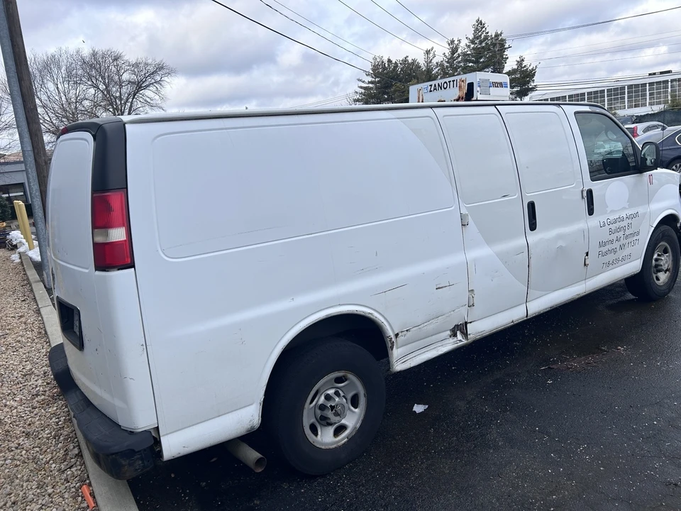 2010 GMC Savana - Image 2 of 3
