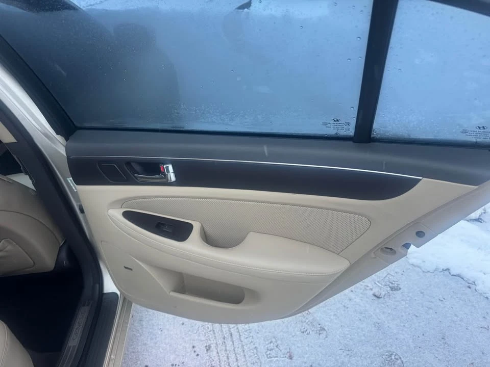 2010 Hyundai Genesis - Image 7 of 16